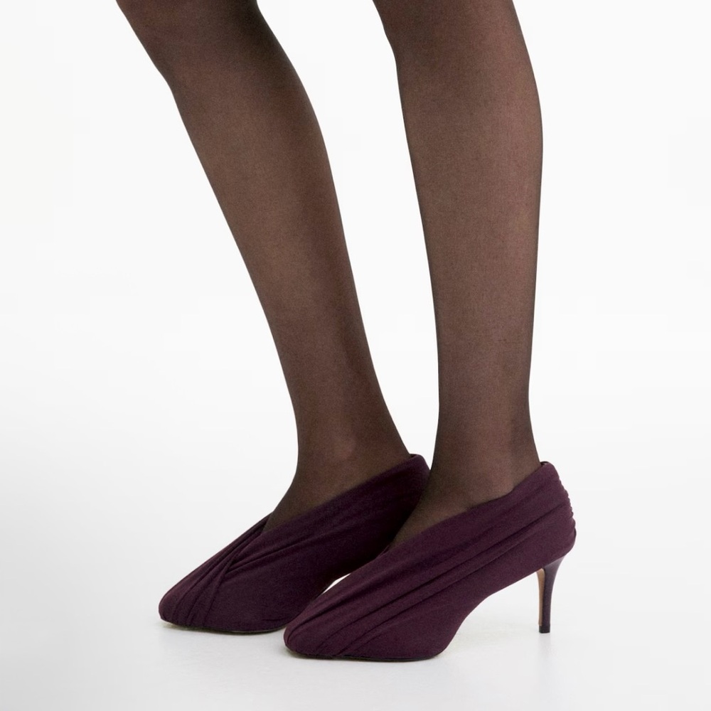 H&M STUDIO COLLECTION
DRAPED PUMPS SIZE IN DARK PLUM PURPLE.
SIZE 10 (41) - Picture 8 of 11